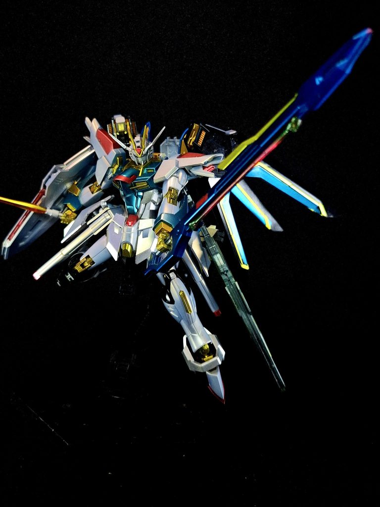 レーザー対艦刀「シュベルトゲベール」実体刃だけでなく、ビーム刃の展開も可能な大型格闘兵装。これを片手で扱う事が可能なようにアストレイ等に搭載しているパワーローダーを発展させた関節を採用している。非使用時は腰部の右側にマウント可能。