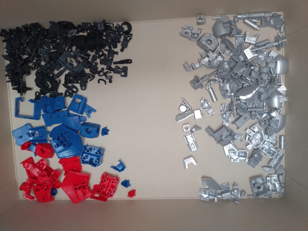 細かすぎ。途中でサンディング嫌になりました（笑）シルバーはラメが入ったパーツですが塗った方が断然良いでしょう。