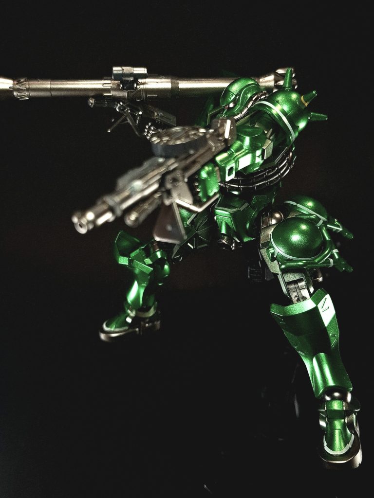 武装には近~中距離用のヒート・ホークやザク・マシンガン、対艦用のザク・バズーカ、投擲兵器のクラッカーなど、オプションを含めて多彩な兵器群が用意され、ゲリラ戦から対MS戦まで幅広く対応した。戦後はインストーラデバイスをオミットした機体が民間に払い下げられ、建設業務などの作業機械として運用されており、ザクの特徴である高い汎用性と拡張性は民間の作業機械としても非常に有効であることを証明している。一方、クランバトルのようなバトル用の機体として密かにチューンナップする行為が横行しており、それら機体はカラーリングや意匠も自由だが、中には少ないパーツでやりくりしている機体も存在する。