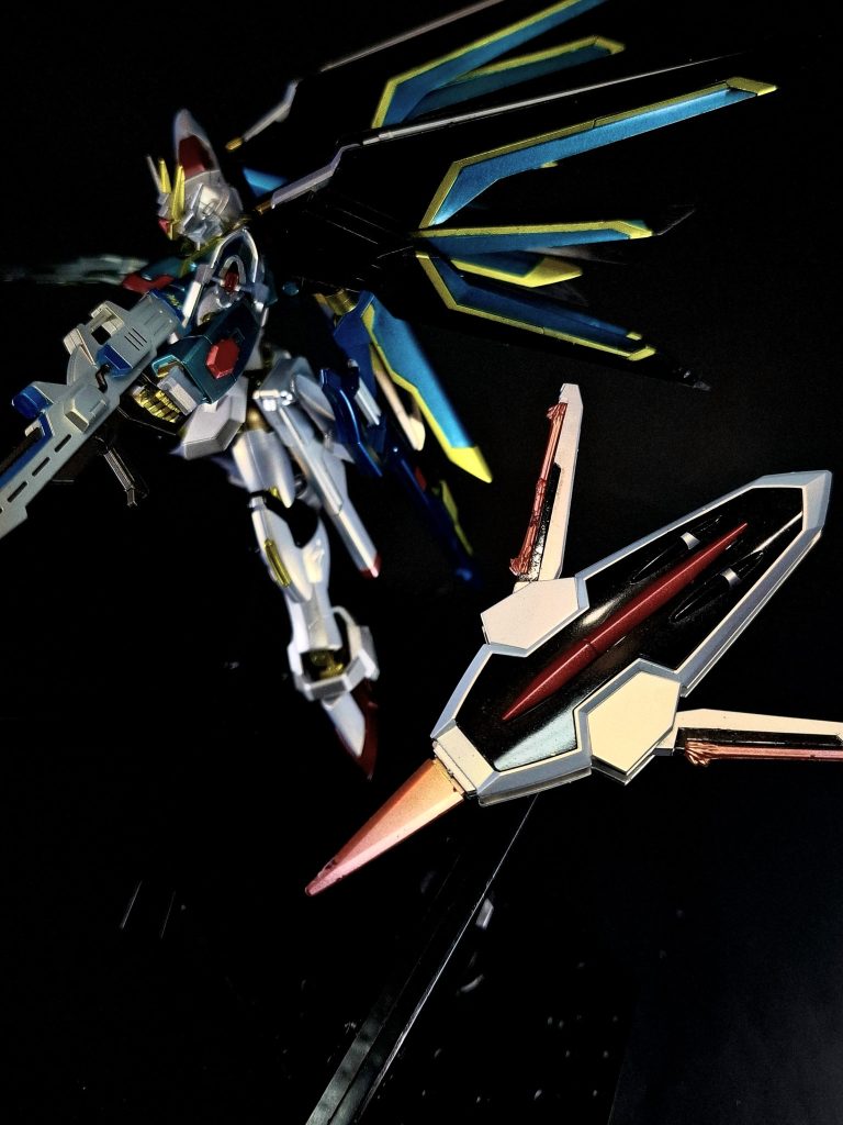 RQM73 フラッシュエッジG-3 シールドブーメラン投擲武装としての使用も可能な大型シールド。ブーメランとして使用する際には側面からビームブレイドが展開し、先端部からもビーム刃が発生する。