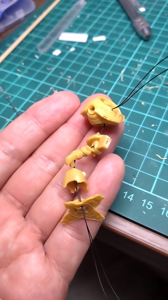 足の下から胴へと配線しております。その後腕へと通し、、目と手のひらにLEDは2個仕込んでいます