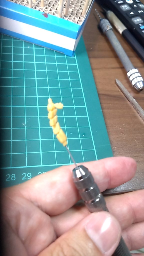 蛍光塗料という選択肢を知らず光らせたいばかりにLEDを仕込んでおりますか細い腕に線を通そうと、、、