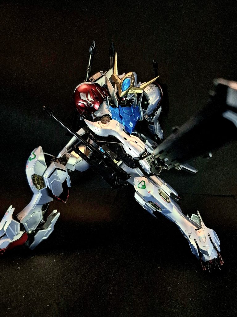 武装・必殺攻撃ソードメイスルプスへの改修に合わせてテイワズの技術者が機体の機動性を殺さない形状、重量の装備として開発した専用の近接武装。