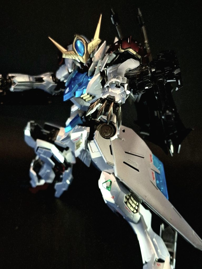 腕部200mm砲両腕部に装備可能な射撃武装。近接武装を手に装備したまま使用が可能。弾丸発射時の衝撃を吸収するレールスライド式の砲身を採用し、機体制御に与える影響を最小限に留めている。収納時には砲身を後方へ向けており、使用時に回転させて前方へ展開する。腕部ロケット砲両腕部に装備可能な近中距離用射撃武装。200mm砲より大型の弾頭を使用するため、連射性は低下するが威力はこちらの方が高い。高い威力に比例するように反動も大きく、レールスライド構造でも吸収しきれず、体勢によっては発射時にバランスを崩す恐れもある。