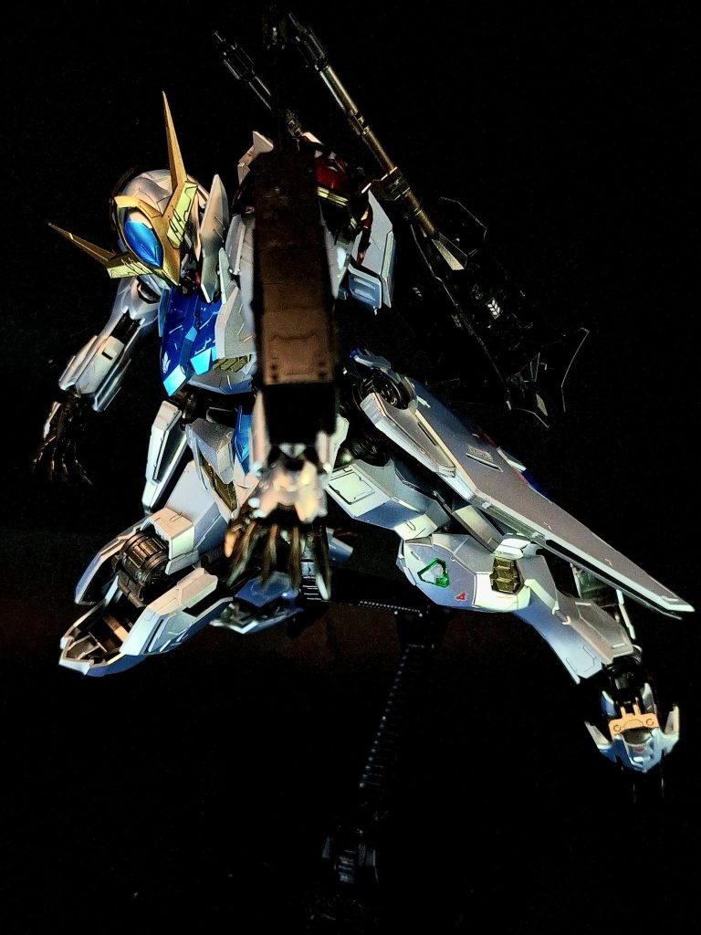 近接戦闘を好む三日月の機体としては敵機に接近するまでのダメージ軽減は重要な課題となっており、装甲は軽量ながら曲線を多用することで被弾時の衝撃を最大限受け流すよう計算されて設計されている。機体名の「ルプス」は狼を意味し、機体メンテナンスの責任者である歳星の整備長により命名された。