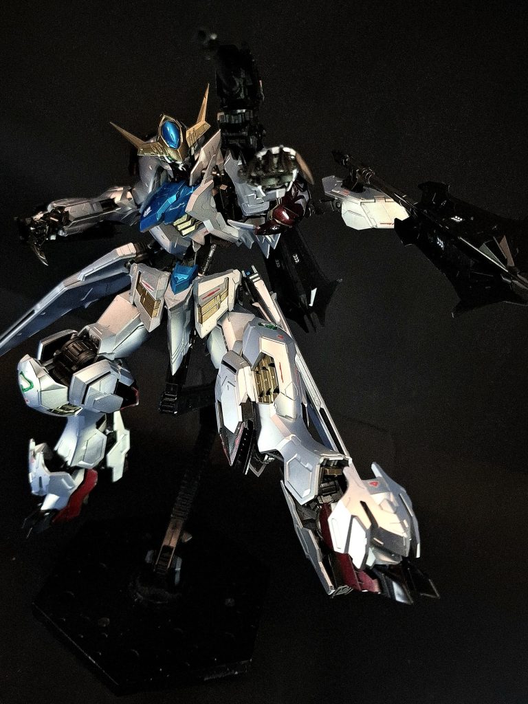 特殊機能阿頼耶識システムナノマシンを介してパイロットの脳神経と機体のコンピュータを繋げる有機操縦デバイスシステム。モビルアーマーとの戦闘時にはリミッターが解除され、ツインアイが緑色から赤色に変化する。機体性能は大きく強化されるが、パイロットへの保護機能も解除されてしまう。サブアームバックパックスラスターの左右に一本づつ内蔵されたサブアーム。三日月は武器の持ち替えだけでなく、攻撃手段としても活用した。