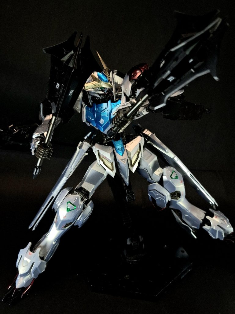 オーバーホールに伴い、元の姿に戻すのではなく、三日月の戦闘データを元に機体の反応速度及び機動性の向上が図られ、阿頼耶識システムを通してより一層パイロットの感覚にモビルスーツの挙動を近づける調整が行われている。フレームの反応指数は三日月の脳が感じる速度感と完全に一致させており、パイロットと機体を繋ぐ阿頼耶識の接続ケーブルも右腕が麻痺した三日月を補助するため、コクピット外まで伸びる仕様に変更。また、武装一式も三日月の戦闘スタイルに合わせて再構築されている。腕部はフレームから延長され、それに合わせ武装としても使用可能なマニピュレーターに変更。機動性の向上を目的に脚部サスペンションも標準装備となった。また、三日月の要望により腰部には瞬発力の高いスラスターが採用されている。このスラスターは推進剤の積載量が問題視されていたが、三日月はものともせずに使いこなしている。