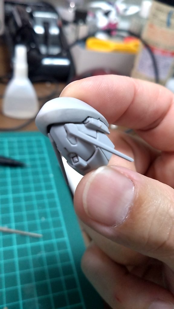 スカート?モビルアーマーの頭?を1mmプラ板6枚重ねで削って削って形を作りましたが、やはり頭は大きすぎて納まらなかったです。よって、頭の半分(ちょうど分離出来たので)だけを使用し変形させています(笑)