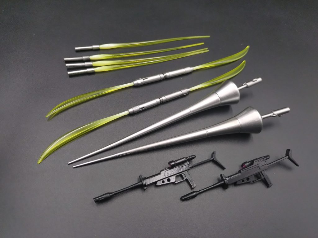 各種武器。サーベルの根元はホワイト塗布。まだランサーのデカールは貼っていない状態。