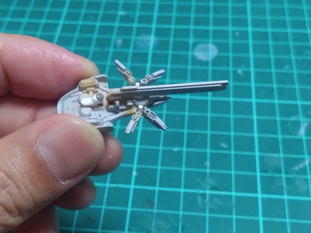 武器の爪部分はマグネット(アンチョコ)で対応これで角度も方向も変えられています。