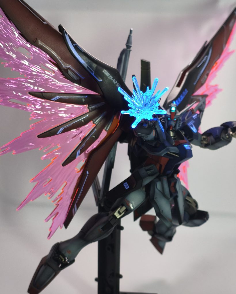 関節は最大出力時の赤にするか迷いましたが、渋い感じに仕上げたかったのでライトガンメタルにしました。