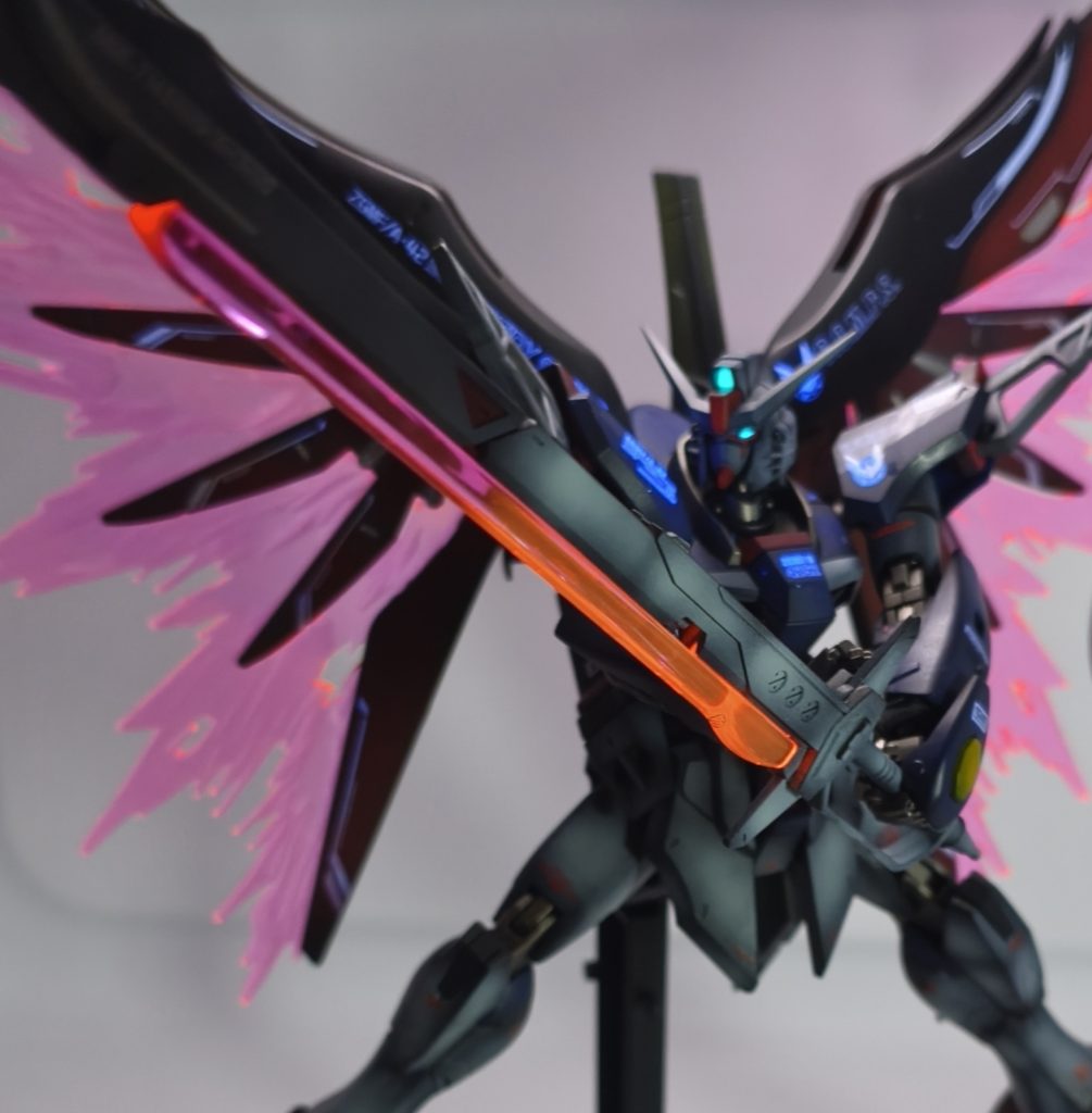 デスティニーのヒロイックさと悪魔的なヴィラン感が共存したようなデザインが最高です。