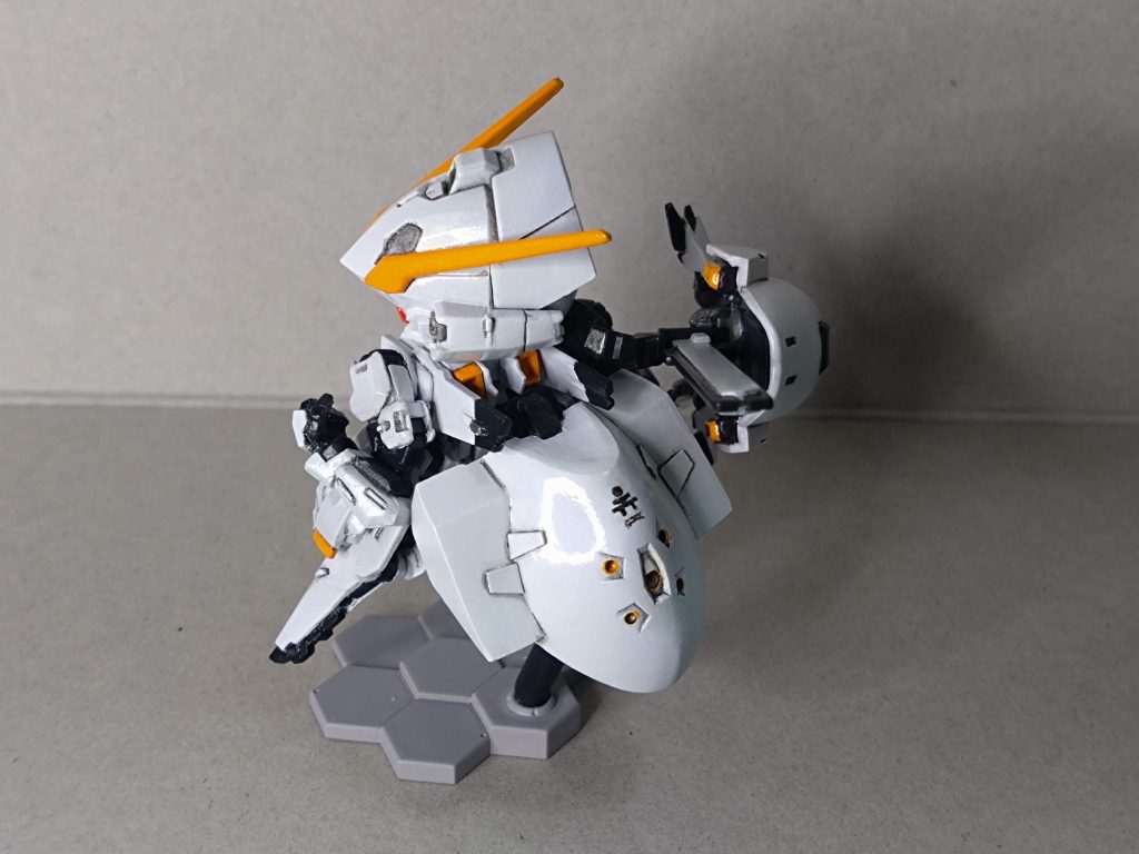 デカールもないのでエナメル塗料で何度も描き直しながらの直描きです。スカート部分は大きくなりましたが、思ったより違和感もなく出来たかと?