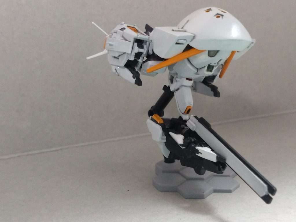 継ぎ目消し、潰れたところの再生、シャープ化が終わりサフまで終わらせたところ、正直、自分はこの機体のこと全然知らず色を参考にと思いネットをうろついたところ、この機体、、変形することを知ってしまい、、、衝動にかられ変形させてしまいました(笑)