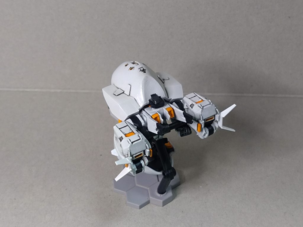 後ろ姿も意外と様になりました。台座にちゃんとついてディスプレイ出来ます。