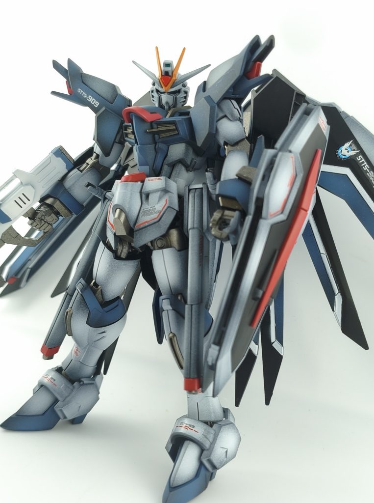 使用塗料（C）＝クレオス（G）＝ガイア（F）＝フィニッシャーズ下地&黒 ブラックサーフェイサー1500（C）灰 灰色9号（C）青 ミディアムブルー（C）赤 サザビーレッド（C）白色 GXクールホワイト（C）黄色 マンダリンオレンジ（G）関節等 ライトガンメタル（F）ツインアイ、センサー等 蛍光ブルーグリーン（G） 