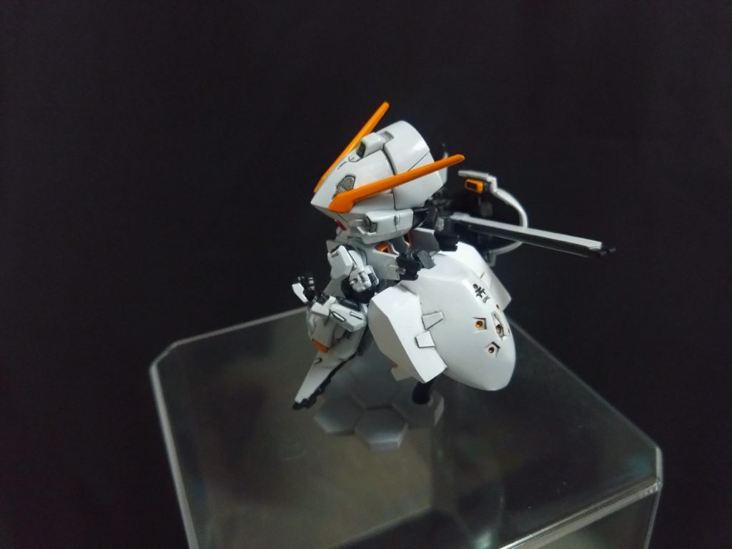 デカールもないのでエナメル塗料で何度も描き直しながらの直描きです。スカート部分は大きくなりましたが、思ったより違和感もなく出来たかと?