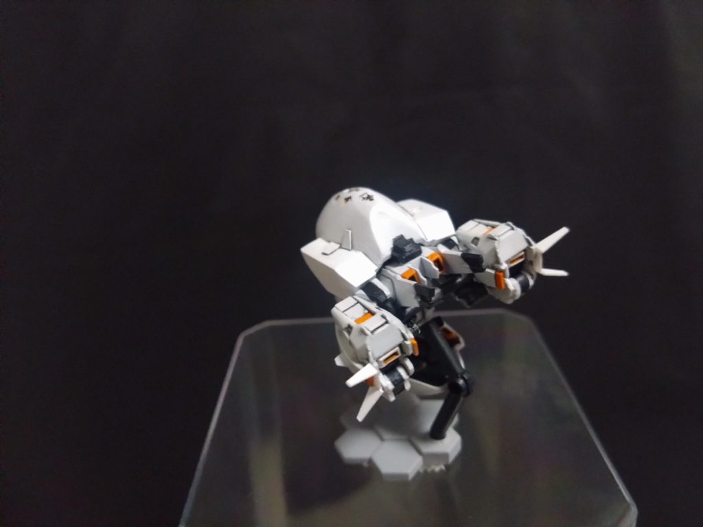 後ろ姿も意外と様になりました。台座にちゃんとついてディスプレイ出来ます。