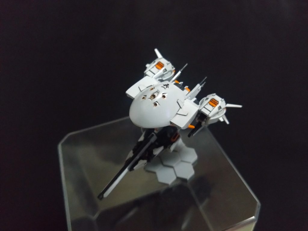 継ぎ目消し、潰れたところの再生、シャープ化が終わりサフまで終わらせたところ、正直、自分はこの機体のこと全然知らず色を参考にと思いネットをうろついたところ、この機体、、変形することを知ってしまい、、、衝動にかられ変形させてしまいました(笑)