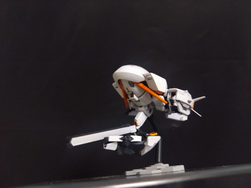 スカート?モビルアーマーの頭?と後ろ羽だけ自作しています。その他は全てキットそのものをいじりながら使っています。もちろん元のモビルスーツ体形に戻せます。(完全変形ではありませんが、、)