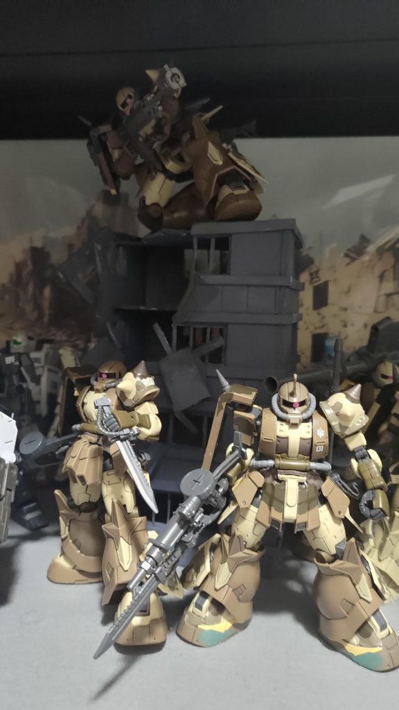 やっぱスペースの問題があるよな...アスファルトはダイソーのフェルトです、ダイソーリメイクシートのアスファルト調の物に早めに変えんとな.....でマスキングテープで白線引いて道路ぽいの作るつもりアピールショットは天井部分をGeminiに修正してもらいました。んー便利！簡易市街地セットをもっと天井が高い所に引っ越しせんと.......やっぱしリアルがいいけど置く場所とジオラマ作成の技術がないからね.......