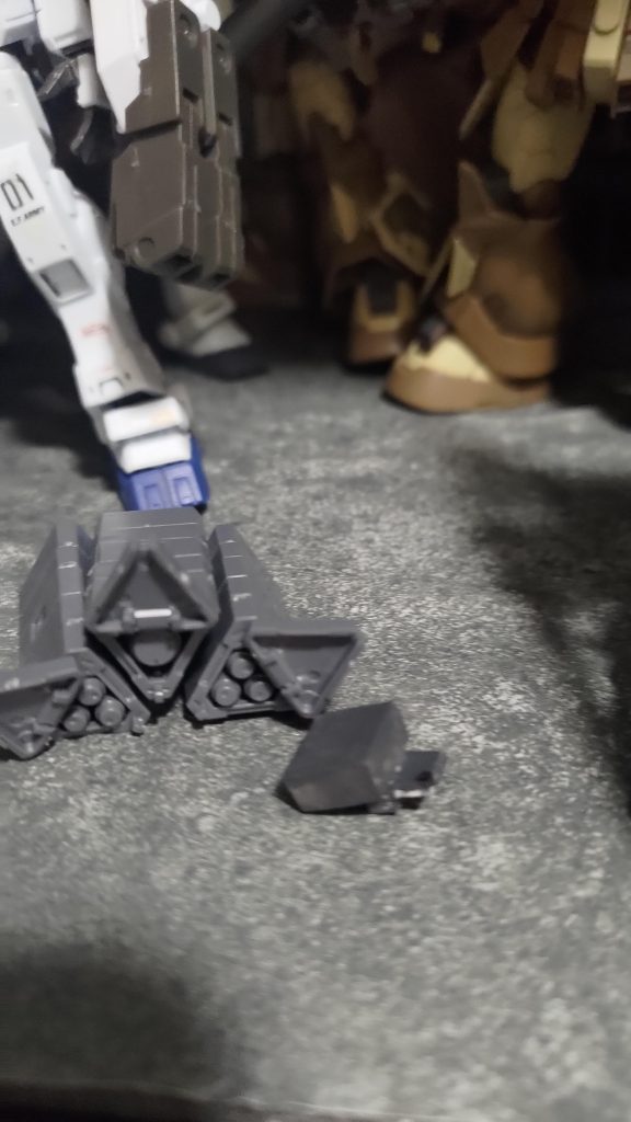 プラ版と上記のプラ材にて制作、コレを肩の取手にハメて、コレにミサイルを挟んではめ込んでいます