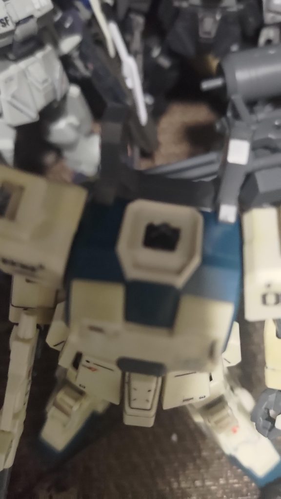 首の延長代わりにクルーガンを詰め延長しているような効果をだしています。