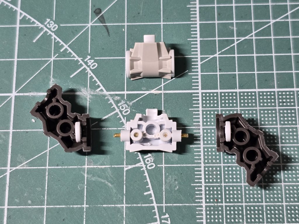 背部スラスターの後ハメ加工です。ここに限らず、ディティールを増やしたりプロポーションを変えるというより、塗り分けのための工作がほとんどでした。