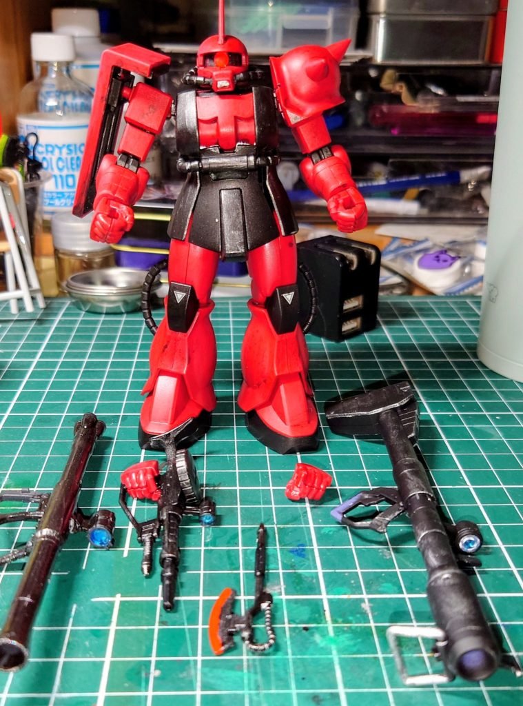 ドムからジャイアントバズを拝借 塗料レシピ 下地にベースレッドとつや消しブラックを筆塗り ベースブラックは塗ると、グレーっぽいので、つや消しブラックが下地に最適かな?アクリジョンはとにかく速乾で塗り重ねしやすいので、塗装していて楽しいですね 下地の上から、赤はシャインレッド 黒はメダルブラック デカールワークの後、半光沢トップコートかけてから、シェイドブラックでウオッシングで汚し&スミ入れ 初めてのウオッシングです 乾燥してからつや消しトップコートで完成! これだけ手をかければ、満足