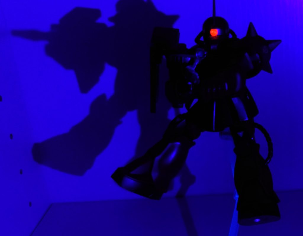 モノアイは恒例の蛍光レッドを筆塗り 光りますよ! 安心してください 笑