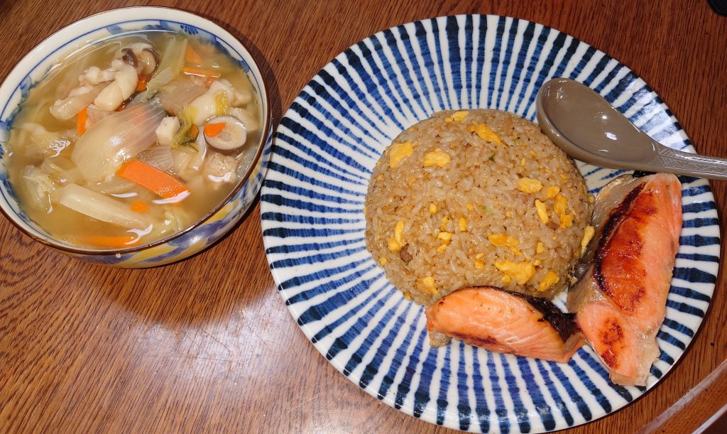 長時間の作業でお腹が空きました チャーハン、焼き鮭、野菜スープで栄誉補給 私はガンプラはゆっくり作りたい派なので、ガンダムベースでやっているガンプラ検定はタイムアウトで落ちそうですね 笑