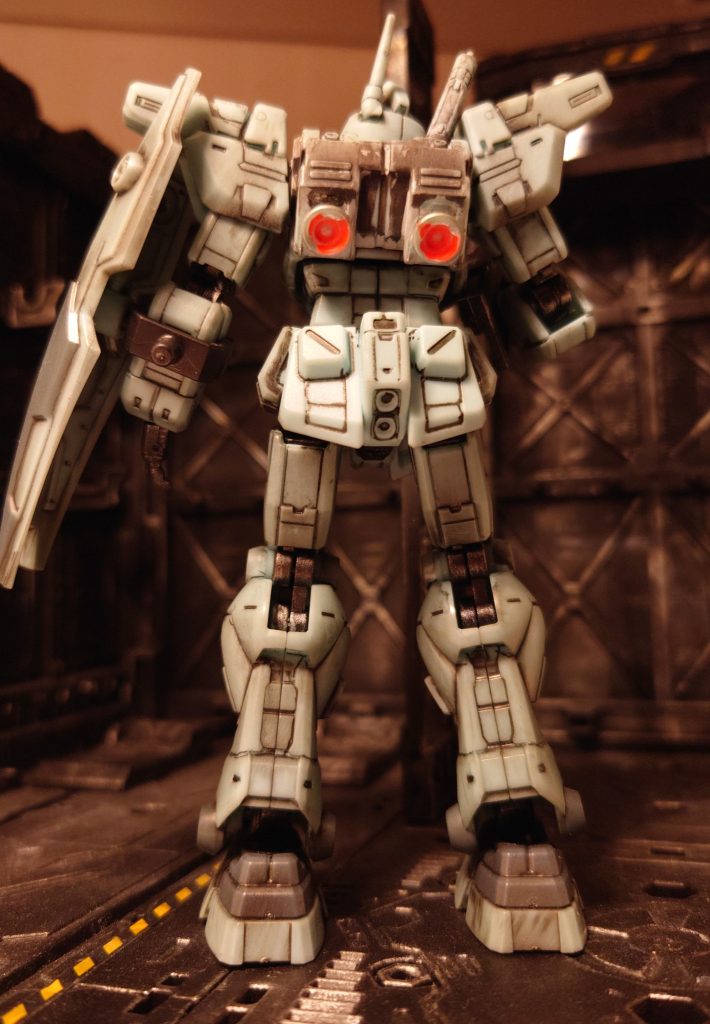 どちらもモールドがびっしりで、スミ入れのしがいがありました ガンダムマーカーではなく、FaberCastellのアーティストペンです 使いやすく、ガンダムマーカーよりインクが濃い(個人の感想)ので気に入っています