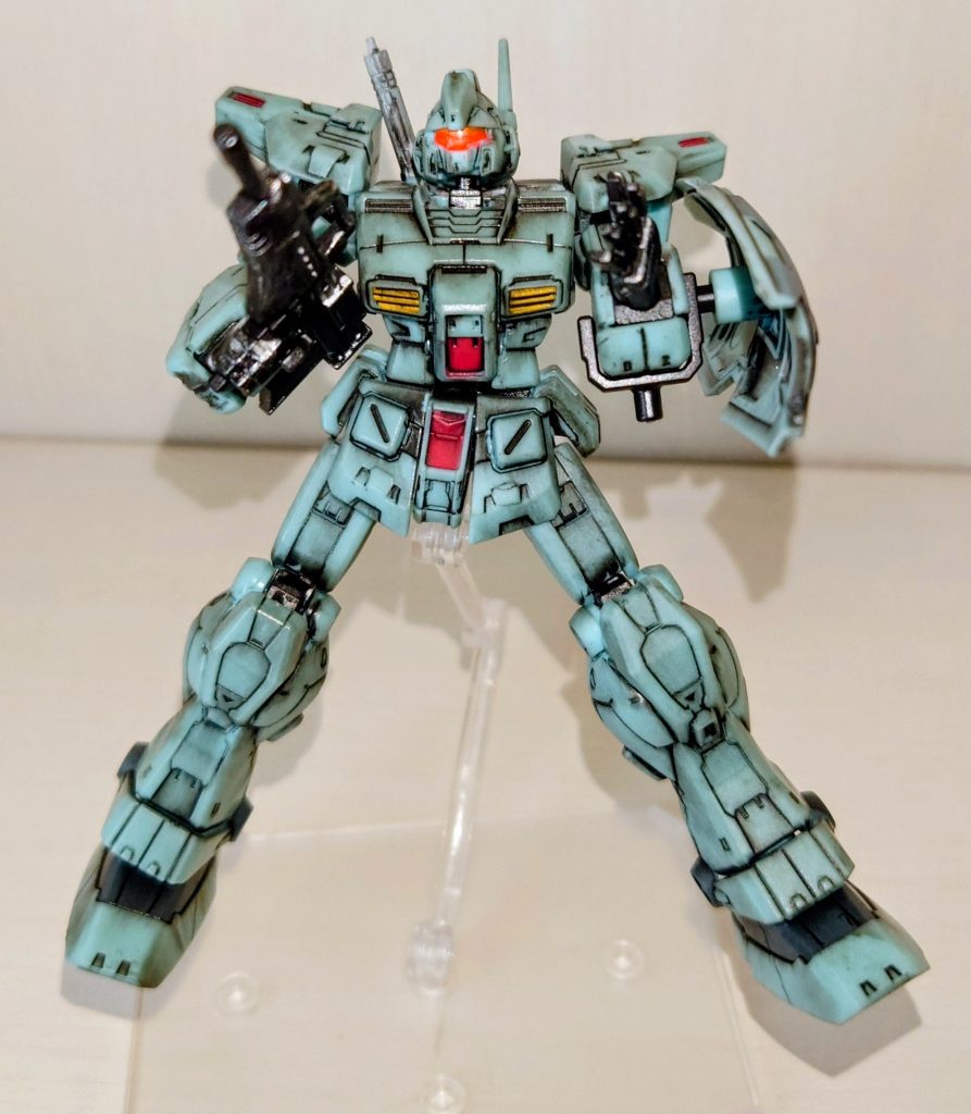 ジムカスタムのライフルはブルパップなので、腕を伸ばすと、銃口と視線をあわせるのが難しいのでこのままです