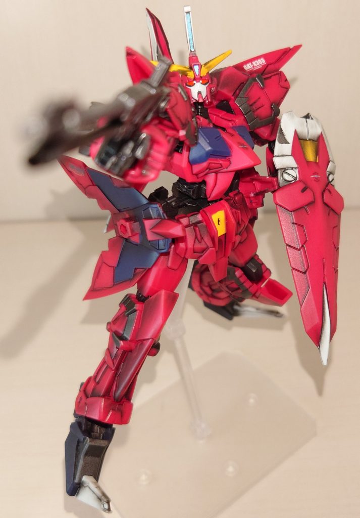 正面から　nhk教育テレビの「沼にハマって聞いてみた」のガンダム回、見ましたよ　まだ十代の女の子モデラーが、ポージングの際、「銃口と視線が一致してないとイラッとする」という意見を頂いて、非常に嬉しかったです　それをあの若さで気付いているとは…まさにニュータイプ！！　笑