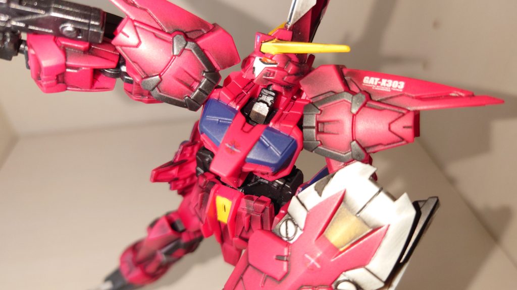 シールドにもザフト紋章…反射して分かりづらいですね　SEED系のデカールが無くなりそうなので、種自由のデカールにも手を出しました　2セット買っておいてよかった…別々のお店で1セットづつ買ったので、不正はしてないですよ！