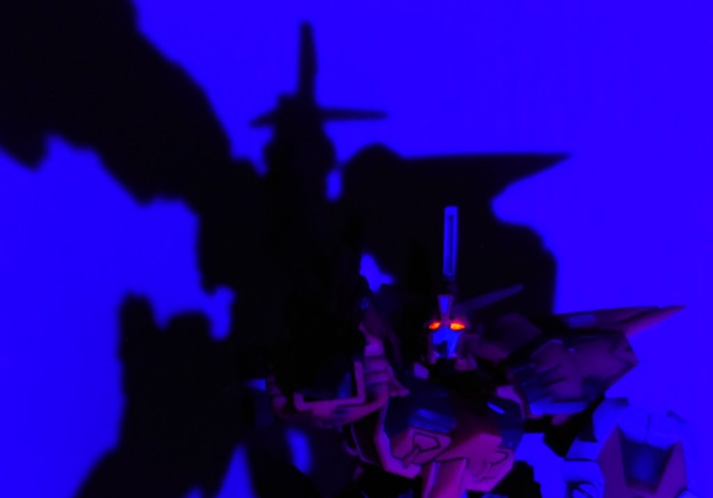 uvライトで光ります　安心して下さい　笑頭部はヘッド・角・フェイスの3パーツに分割できまして、ツインアイはフェイスに付いてきますので、細筆で蛍光レッドを塗布しました