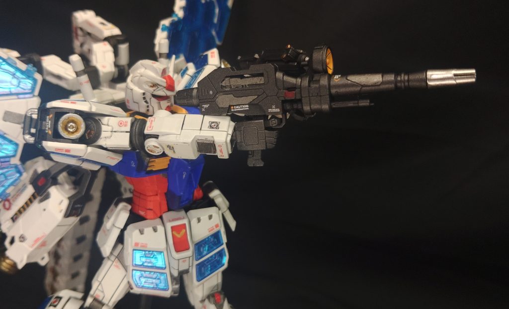 ビームライフル　ガンダム本来の装備で、二連装ビームライフルと同時装備が可能。