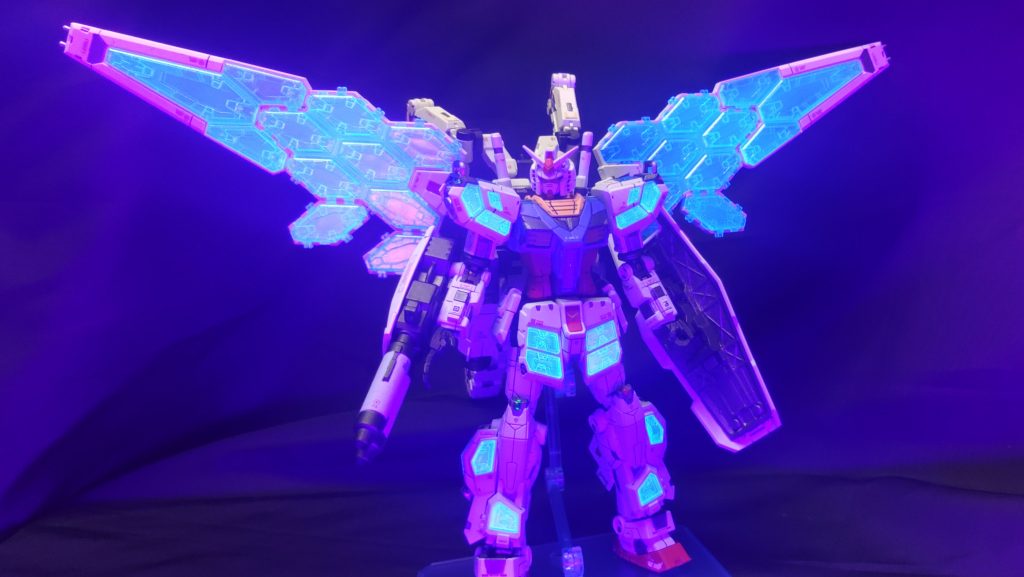 グラスフェザーユニット発光状態　いつも通りクリアーパーツは蛍光色で塗装していますので、ブラックライトで発光状態に出来ます。