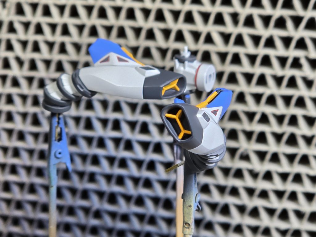 マスキングが難しそうなところは気合いの筆塗りで対応