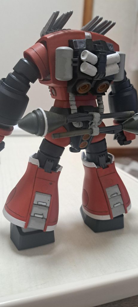 オレンジは自分好みに調色、腕、脚はカウリング色、白はニュートラルグレーⅠ、カッターはシャインシルバー。少しスジ彫り、スミ入れ、艶消し吹きました。シュツルムファウストの柄の部分塗ったのにホルダー?穴がキツキツ。塗ったとこ剥げちゃいました。