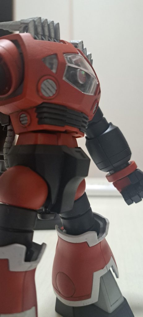 目は蛍光ピンク。両隣の三角のとこはラピーテープ貼ってみました。