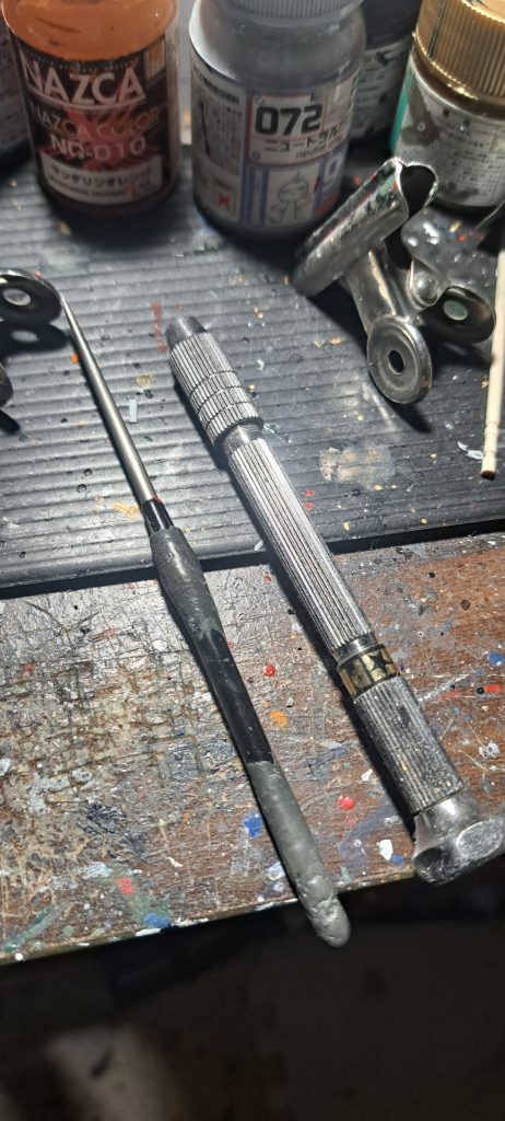 スジ彫りにはガイドテープは使用しますが彫るのはニードル?模型店でも300円位。一度タガネも使ってた時期もあったんですが折れてからはニードルのみ。なんせ安く楽しく楽しもうをモットーに、それよりモデラーさんの作品拝見を楽しんでますので。