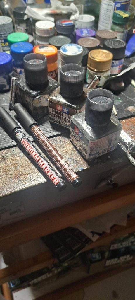 週末に楽しむ程度で始めたもので、最低限の道具（ホントは揃えたいが小遣いが…）手軽に楽しもうとそこは貫いてます。なので都合よく妥協精神で。皆さんの作品を拝見するうちスジ彫り、スミ入れのカッコよさに気付き昔から馴染んだ筆塗りにこだわり今に至る次第。