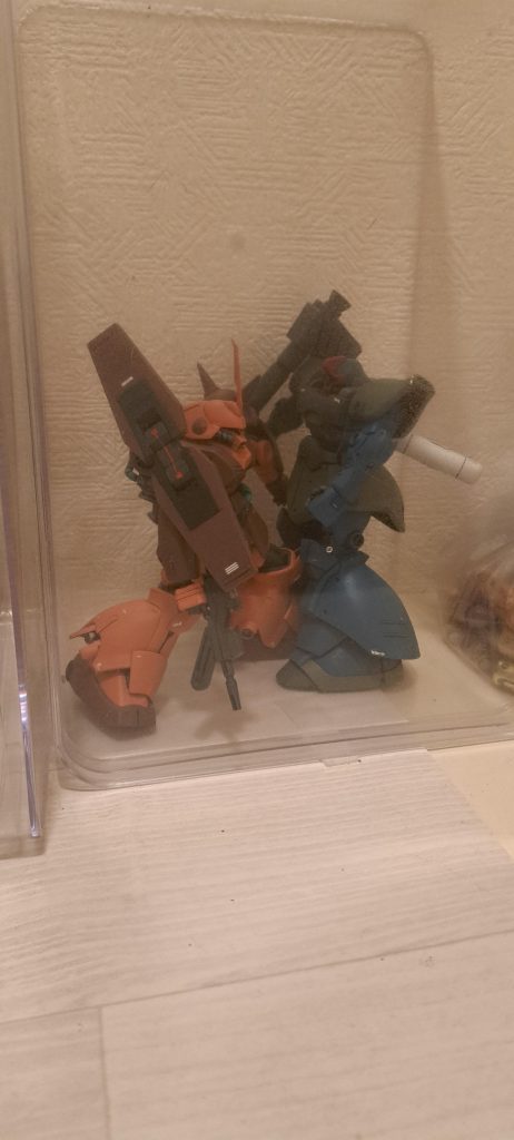 自分の気に入った作品は100均のケースに入れて飾ってます。あとは箱に入れてあちこち。作業する机が汚く整理整頓もできず写真をアップし恥ずかしいのですが、ついついよく使う塗料はすぐ使えるようにしてるうち机にいっぱいになってしまいました。