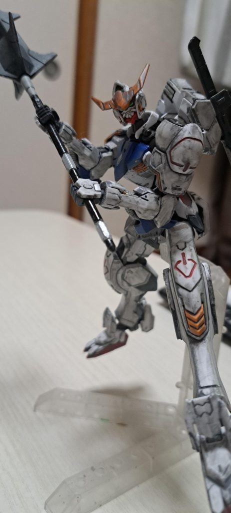 とりゃ〜っ　ガンプラの楽しみ方は広いですね。オリジナルカラーリングやスタイル変更、その他諸々。ウェザリングも楽しめました。自分の手までウェザリングしてしまいましたよ。いつの間にか換気扇回されてるし。汚してる時の頭の中はもう凄い理想的な仕上がりでしたよ。これからもちょいちょいウェザリングも楽しんで行きます。今回もご覧頂きありがとうございました。明日の労働は次のキットの為に頑張るかぁ（小遣い貯めます）