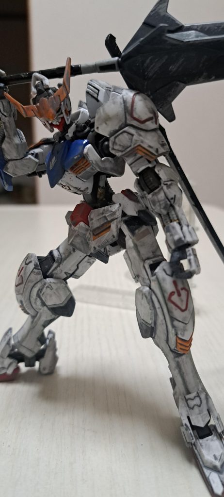 なのでポージングでごまかそう。それもうまくいかない。