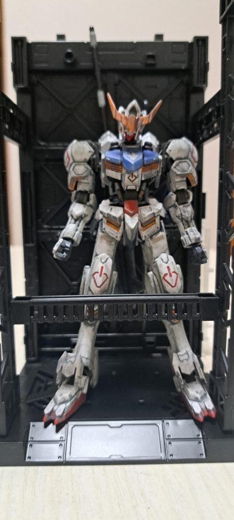 疲れた機体の整備中。せっかく格納庫買ったので活用しないと。ウェザリングカラーに慣れよう、まずはそんなところからです。どのタイミングで拭き取るかとか細身の機体が少しでもボリューム感出ればいいなぁと。いつも細身の機体どうしても見た目が貧弱になってしまいます。