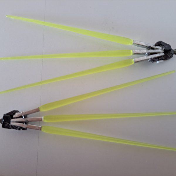 ４ヶ月ぶりです　ビギニング30ガンダムを使う作品で改造した箇所をまとめました　【②】まずビギニングの顔をEGストライクに変えました　【③】EGストライクの顔にしたことで頭の可動域が広がりました(これは偶々です)　【④】ビギニング30のユニットの凸は3ミリよりほんの少し細かったので、30mmのオプションパーツを接着しました　【⑤】ビギニングのビームサーベル3本持ちの手が右手しか無かったので、どうにかして左手を作りました　【⑥】それら細かい改造を施した作品を今週の金曜昼 (11/14 11:00~12:00) に投稿するのでお楽しみに（5枚目）