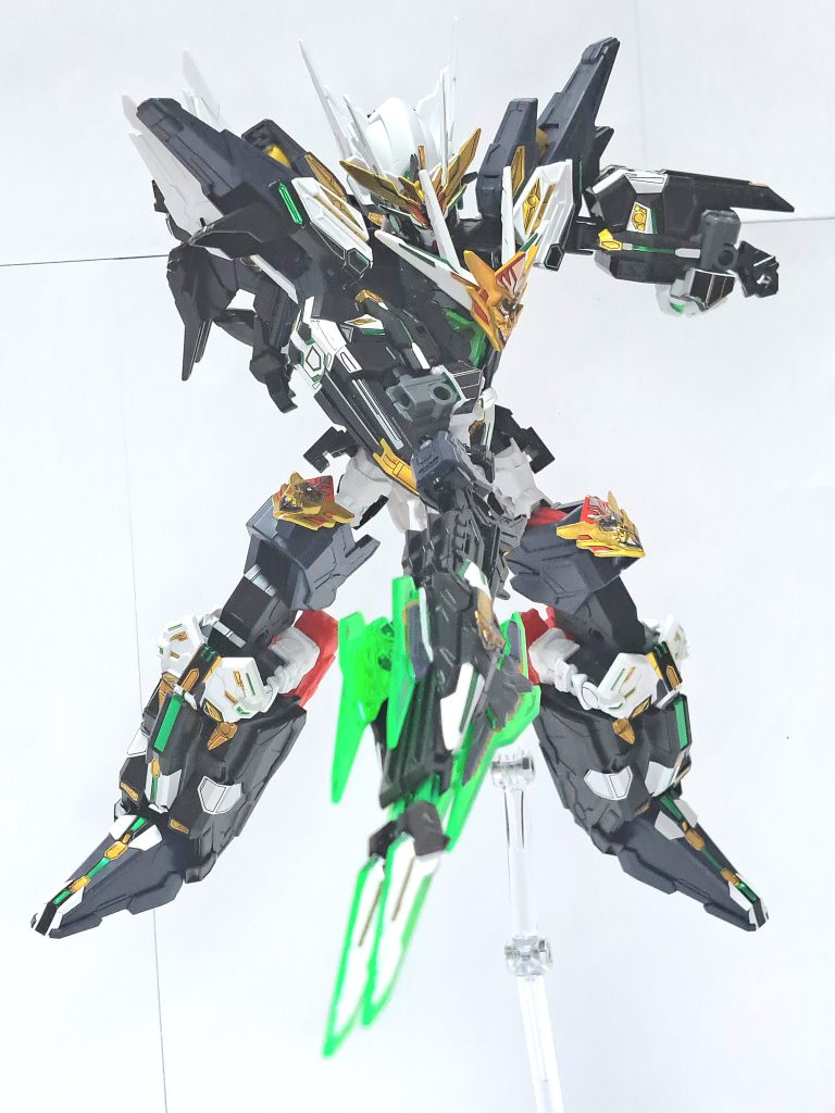 オリ武器近接武器がないのでそれっぽいのをつくってみました。柄はジャイアントガトリングのパーツと30mmのパーツで、それ以外は当作品のスカートと銃で構成されてます。