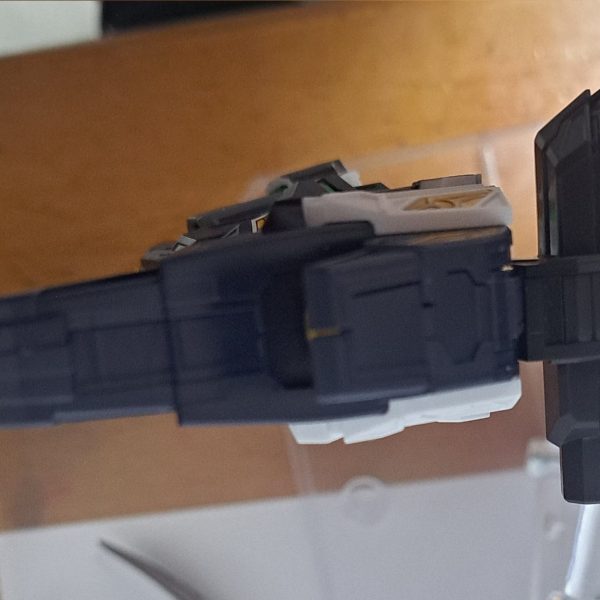 ４ヶ月ぶりです　ジェネラルフォートレスの肩の可動域を広げました　【②】まずジェネラルフォートレスの胴と肩の接続部はボールジョイントではなく固定のダボなので、前後上下には動きません　【③】ダボを切り取り、ダボがあった箇所の内側にボールジョイントの凹を接着し、その凹と同じぐらいに穴を空けます　【④】ボールジョイントの凸が問題なく入ったらOK　【⑤】③で切り取ったダボの太い方から貫通しない程度に3mmの穴を空けます　【⑥】そうしたらこのように可動域広がりました　肩が重さで下がるのでプラ板挟んでます　【⑦】ボールジョイントはバインダーガンとかに付属してます　ジェネラルフォートレスは今週の金曜昼 (11/14 11:00~12:00) に投稿するのでお楽しみに（2枚目）